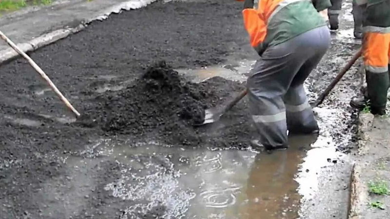 Ремонт дорог в дождь: в Цимлянске применили технологию рециклинга