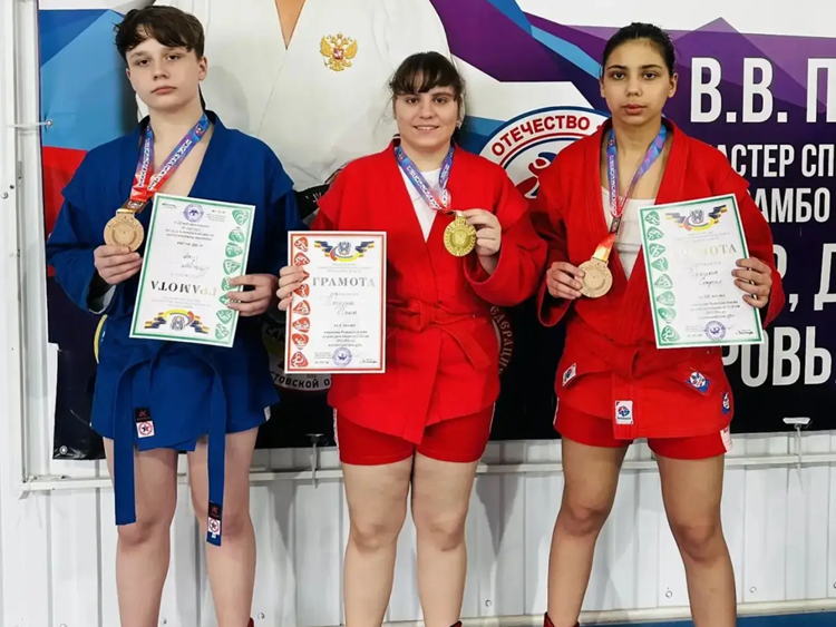 Волгодонские самбисты привезли четыре медали с областного первенства