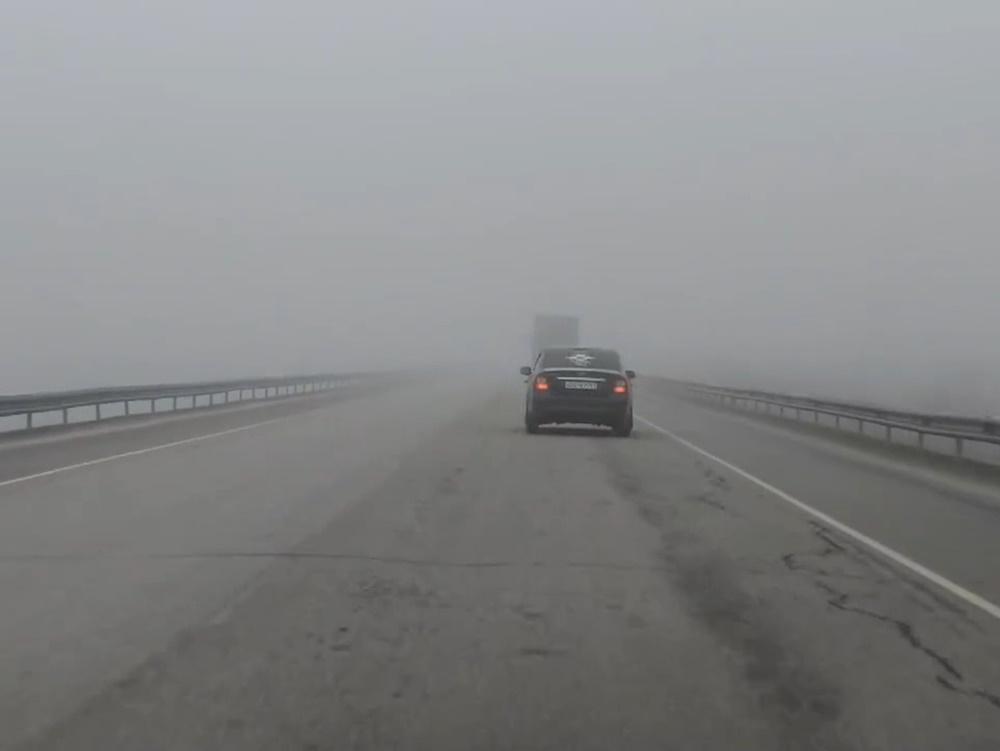 Желтый уровень опасности: на трассы под Волгодонском опустился плотный туман