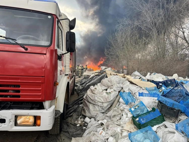 Мощный пожар в Волгодонске: две фуры сгорели, огонь охватил 700 «квадратов»