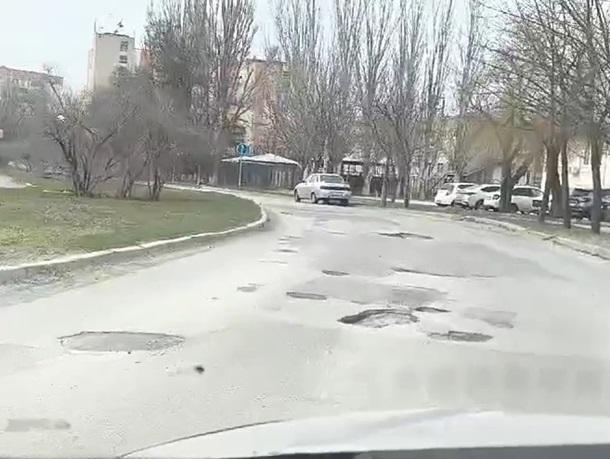 «Машину — сразу на СТО»: волгодонцы массово жалуются на дороги-убийцы после зимы