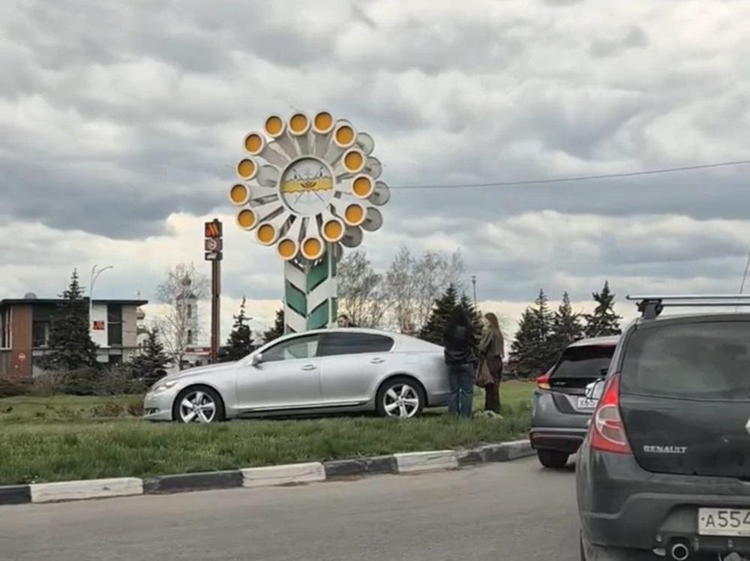 ДТП в центре Волгодонска: иномарка оказалась на газоне у «Ромашки»