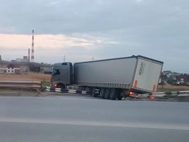 Многокилометровый коллапс: фура заблокировала путепровод в Волгодонске почти на 10 часов